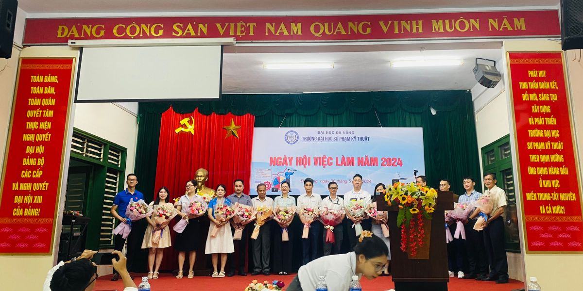 dai-dien-nlt-academy-cung-cac-doanh-nghiep-khac-nhan-hoa-cam-on-tu-nha-truong